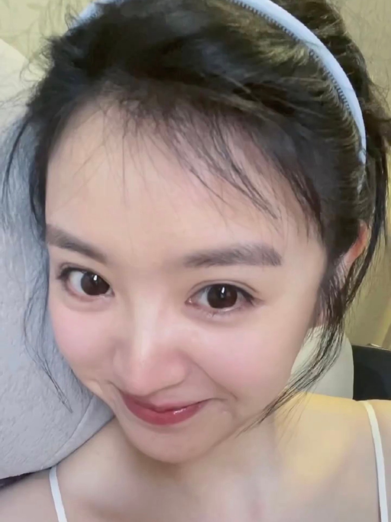 田曦薇就这么素素的美美嘟田曦薇早上起床的素颜​​​