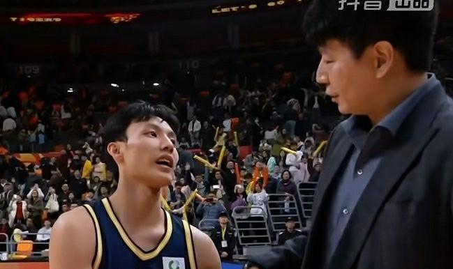 山东主帅邱彪，赛后堵在通道里，只对徐杰说了三个字。这可不是普通的客套。看看这