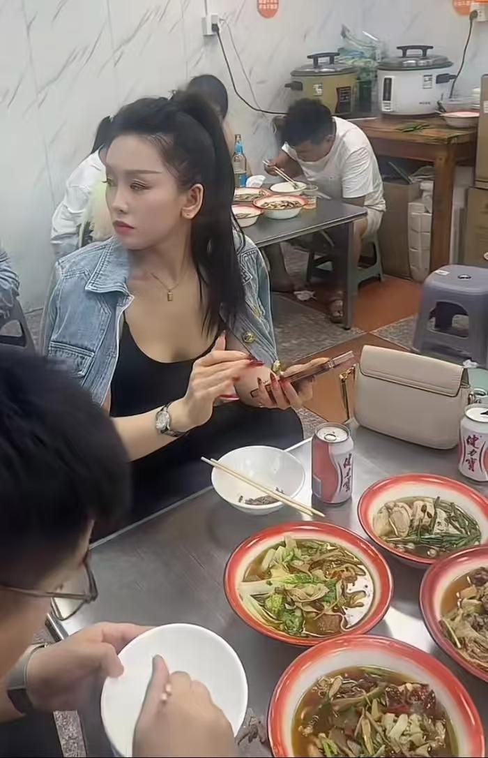 网红店主苏州五星的一段操作引发网友热议。一名美女到他店内用餐，他见女顾客长相出众