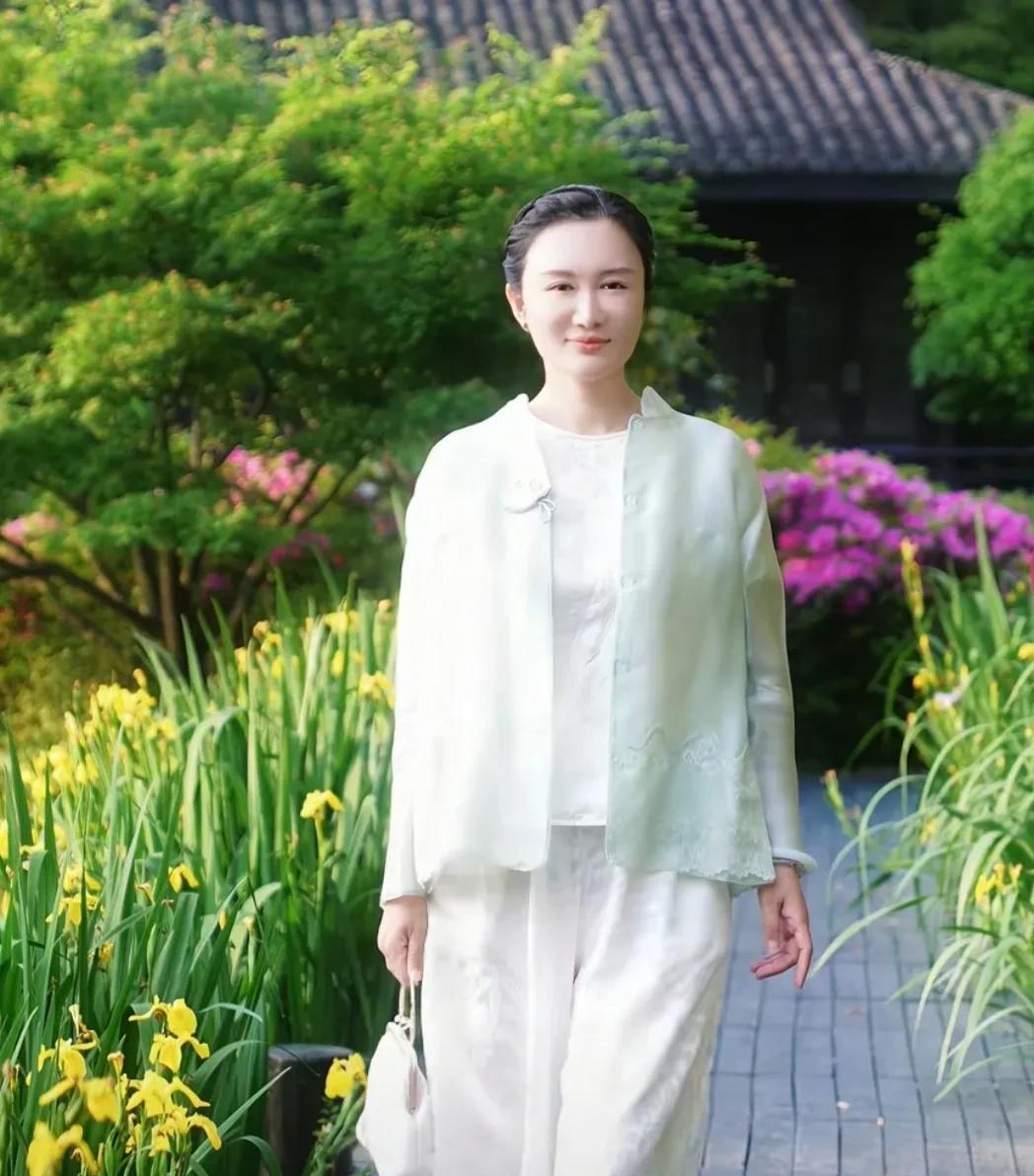 杜星霖生完了一群孩子之后，每天就过着贵夫人般的生活，她是典型的除了没有爱情之外什
