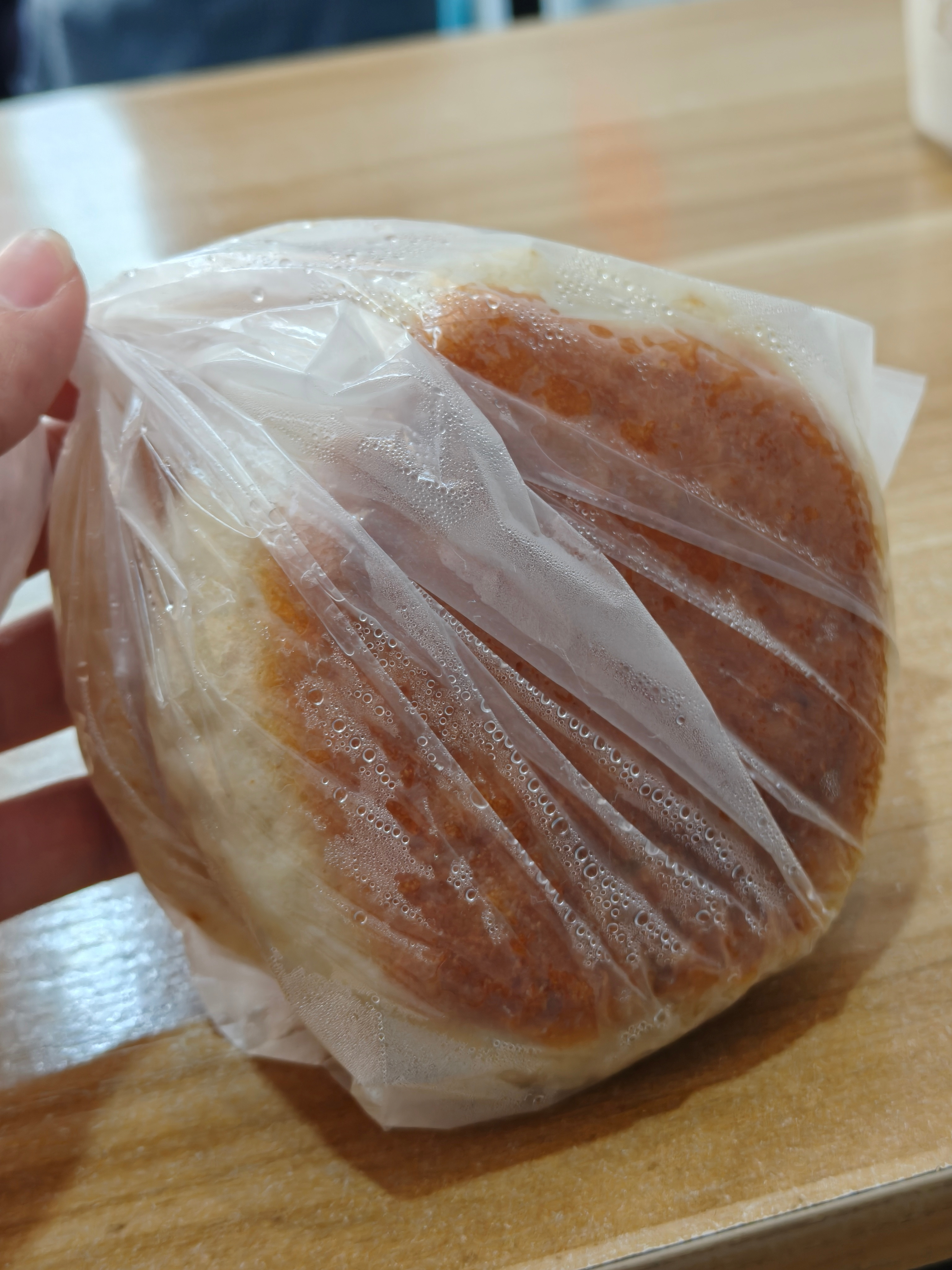 最近出差一段时间很久没有吃到我们当地特色小吃泡椒米线与烤肉饼还别说很久没吃还挺想