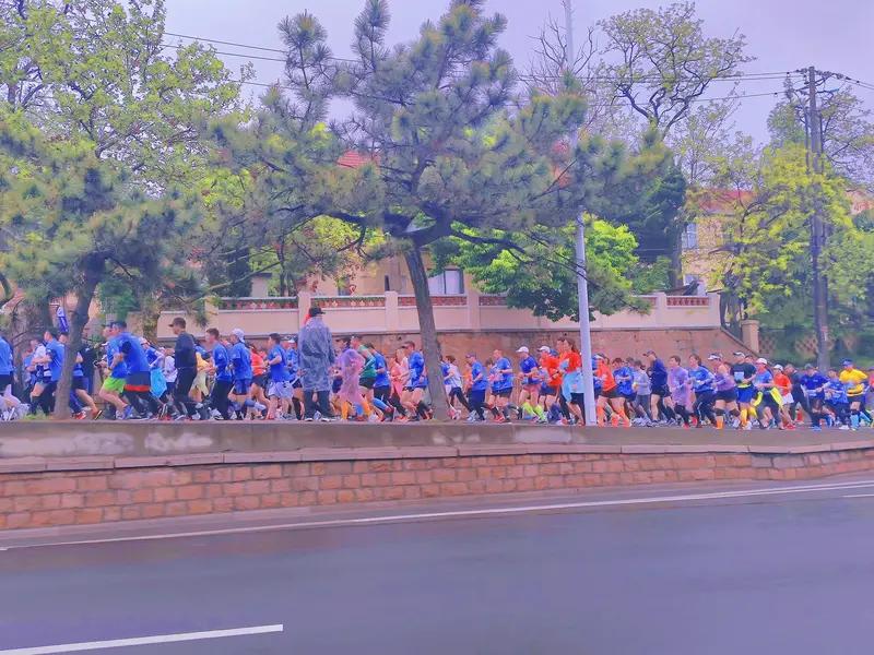 我坚持跑步超过五年了。国外有研究表明，坚持跑步5年以上，健康状况远超常人。就拿我