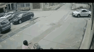 无接触≠无责任，这种判例引起担忧，人们害怕碰瓷又有了新的招数！比如两初中女生从