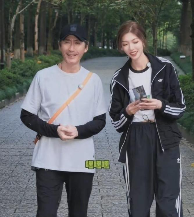 原来元芳也是个女儿奴！57岁张子健带27岁女儿逛植物园，笑得合不拢嘴的样子看着