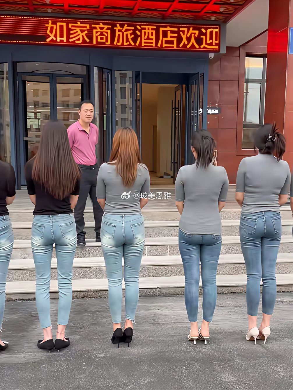 如家酒店门口的一幕，女服员站成一排开会培训