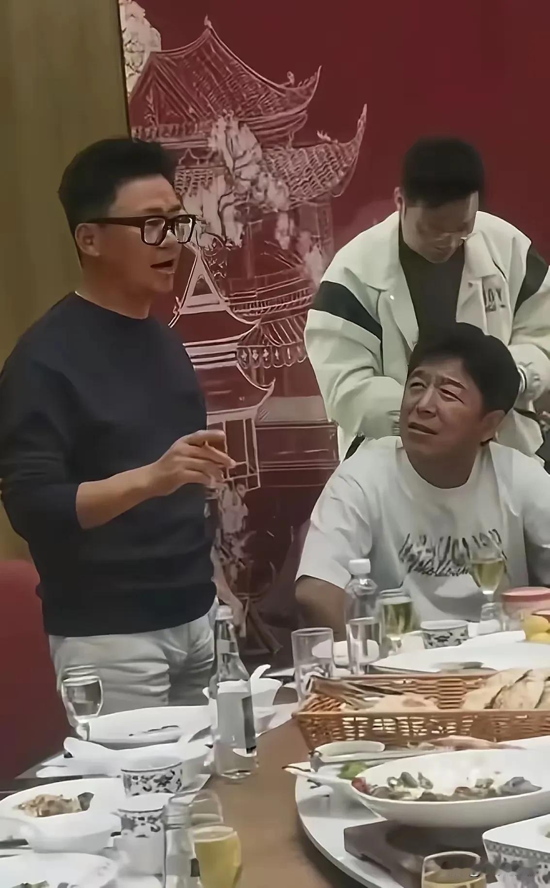 果然是“人靠衣装”、“钱能养人”，看看百亿票房影帝王宝强，华表奖后参加圈内人聚会