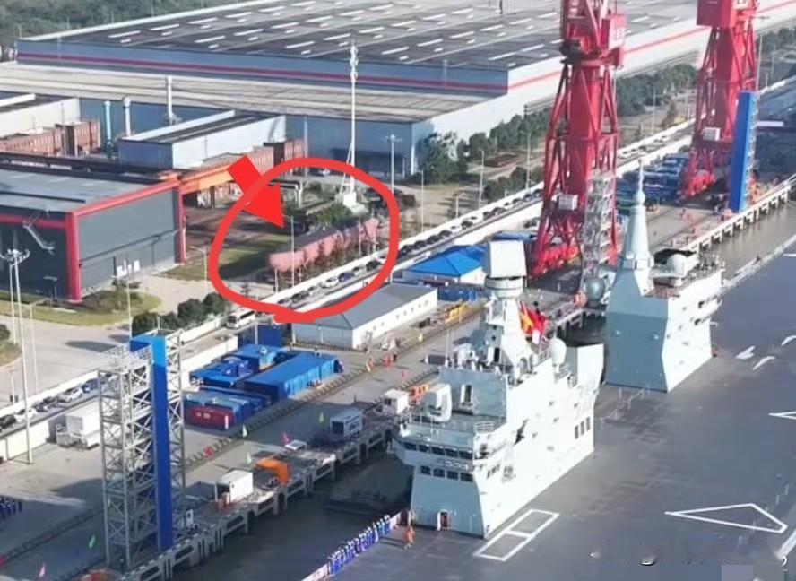 咱们076大平板出海测试时，这泊位旁停靠的一艘无围壳大潜艇，老实说也是相当的抢眼