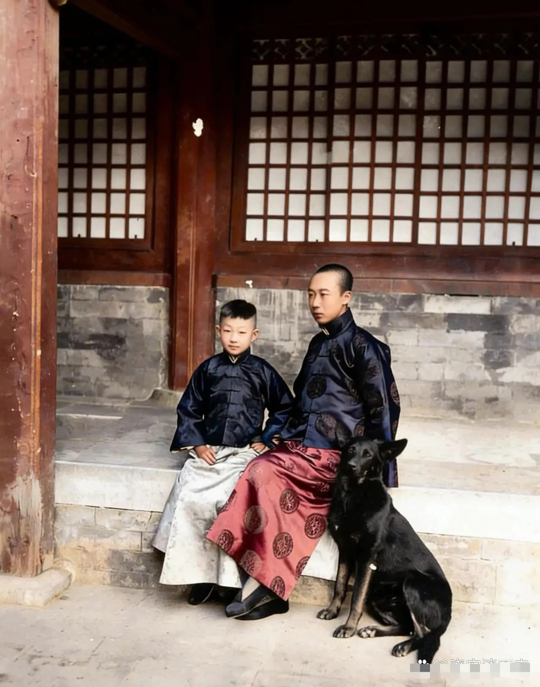 1922年，溥仪和小舅子润麒在养心殿前的一张合影，彼时的溥仪已经受西学...