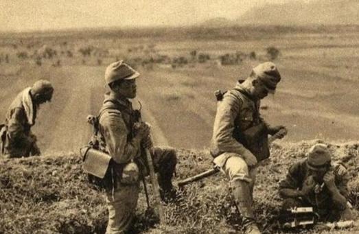 1938年，万家岭战后，漫山遍野都是腐烂的尸体，无人愿意打扫战场，一个乞丐主动前