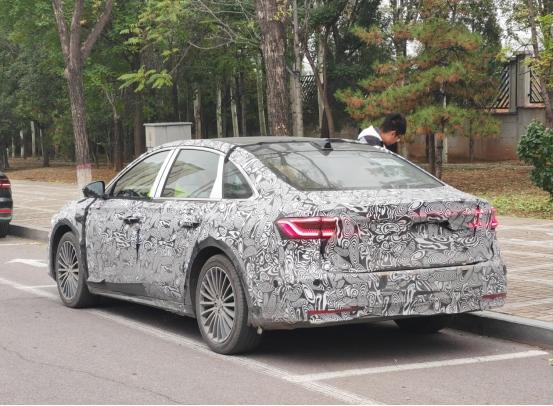 我丢星耀7真要来了，有点酷偶遇一辆吉利伪装车，车身巨长，线条特别流畅，裹得巨严