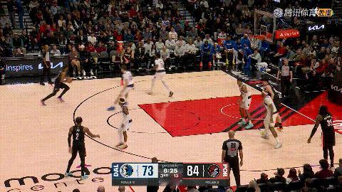 开拓者新秀杨瀚森快把队友阿夫迪亚给气死了！在今天开拓者主场迎战独行侠的比赛中，当