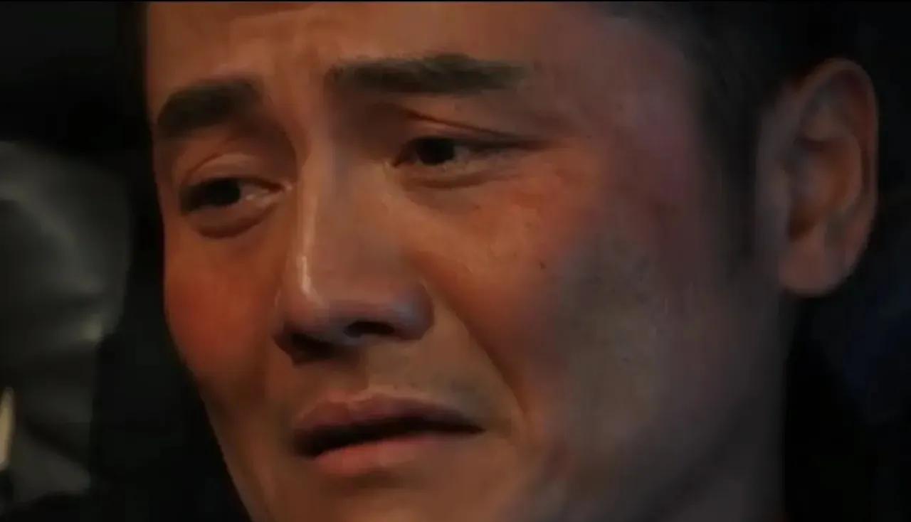 追剧《以法之名》有人吐槽姬他饰演的万宏一副怂样，遇事只会苦着一张脸，任人欺辱。