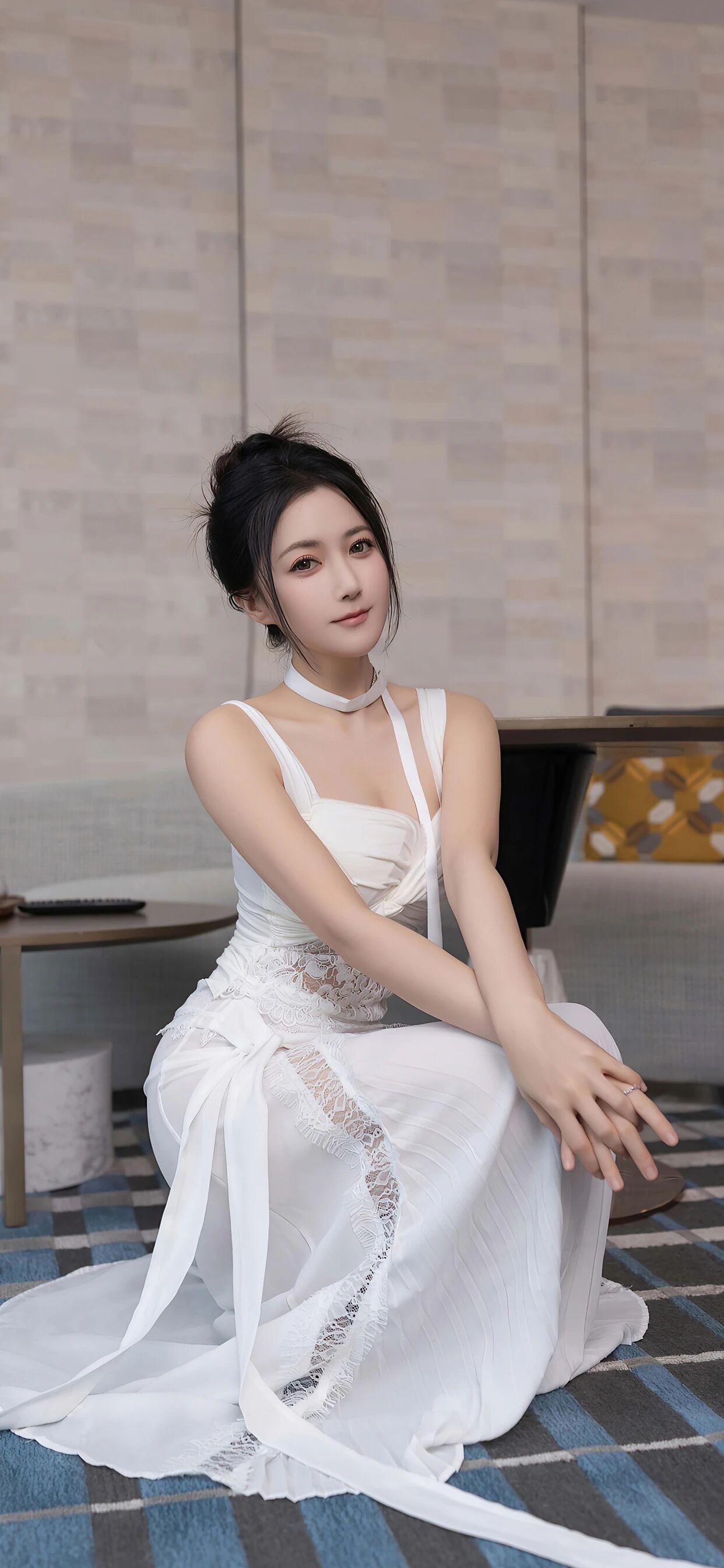 这样的白色连衣裙上身效果是不是很棒呀？