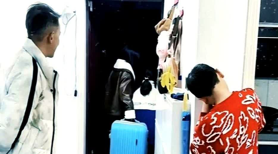 女子被老公家暴十几年，为了孩子死活不离。有天问15岁儿子："要是你爸再动