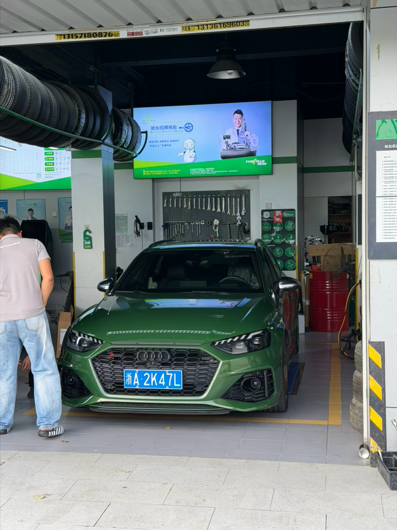 来给我的rs4换下轮胎，和聊完决定换四条米其林ps4s，不过原厂轮毂型号真大啊，