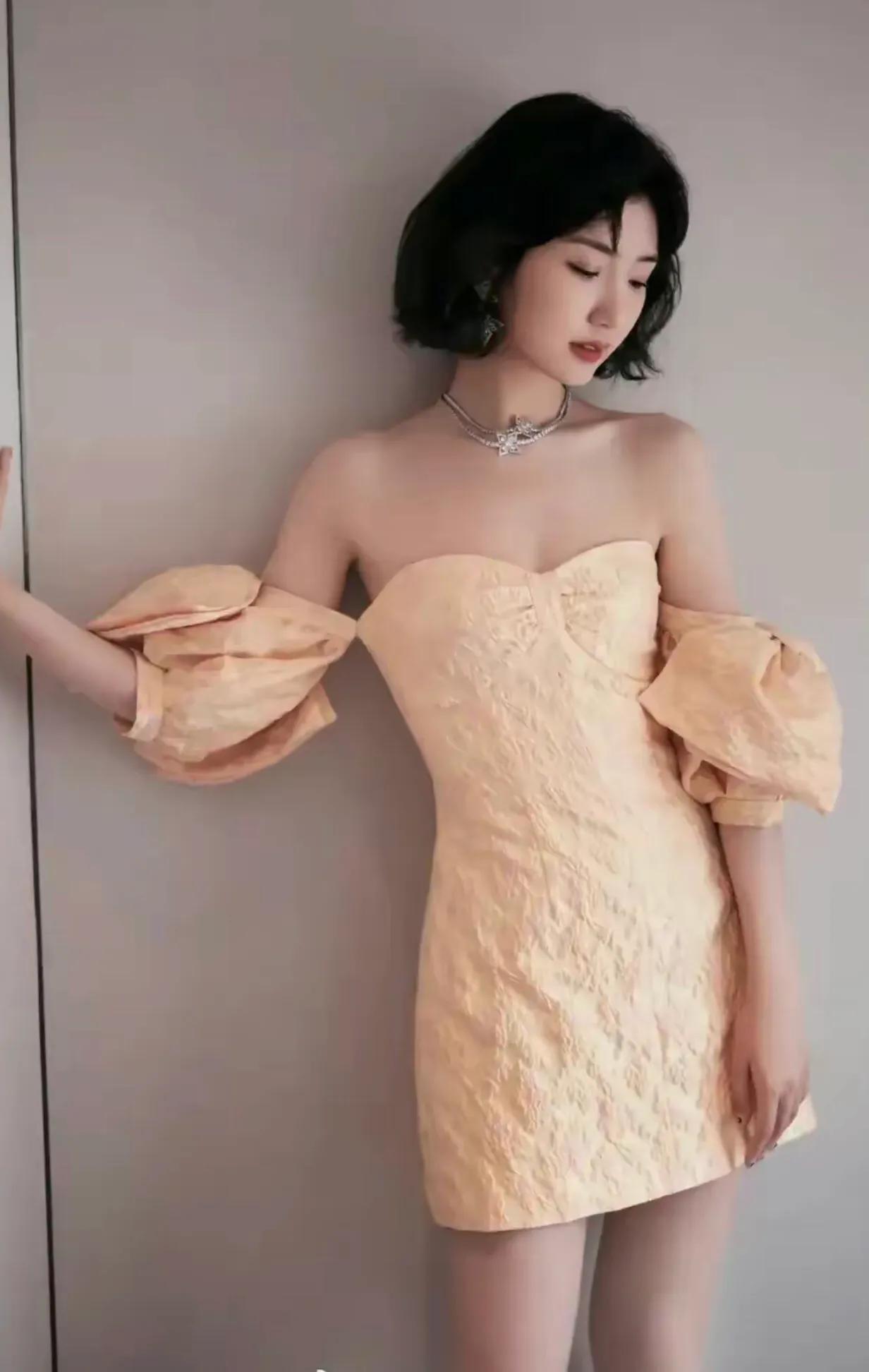 毛晓彤​​​，花美人更美，她的身材保养这么好。