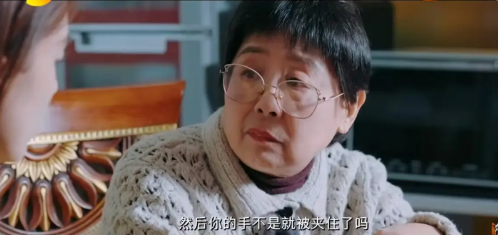 黄圣依母亲给人感觉太压抑了。黄圣依打开母亲的冰箱后不禁疑惑：“怎么会把染发剂