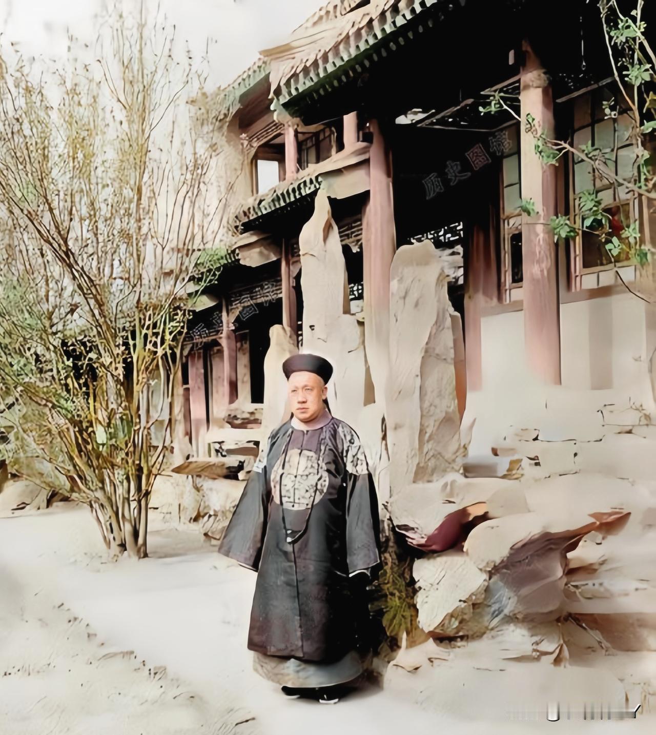 一张老照片，拍摄于晚清时期，这便是肃亲王善耆的真实样貌，这这并非演戏，也不是演员