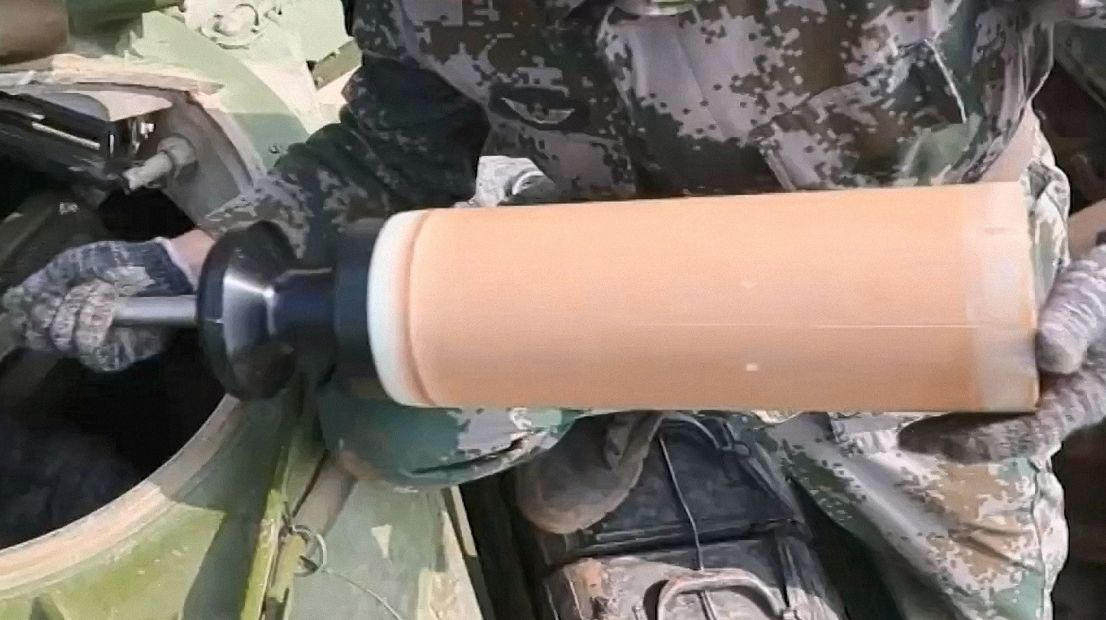 欧美120mm坦克炮弹的可燃药筒采用由硝化纤维素和木浆纤维制成、并经聚氨酯树脂浸