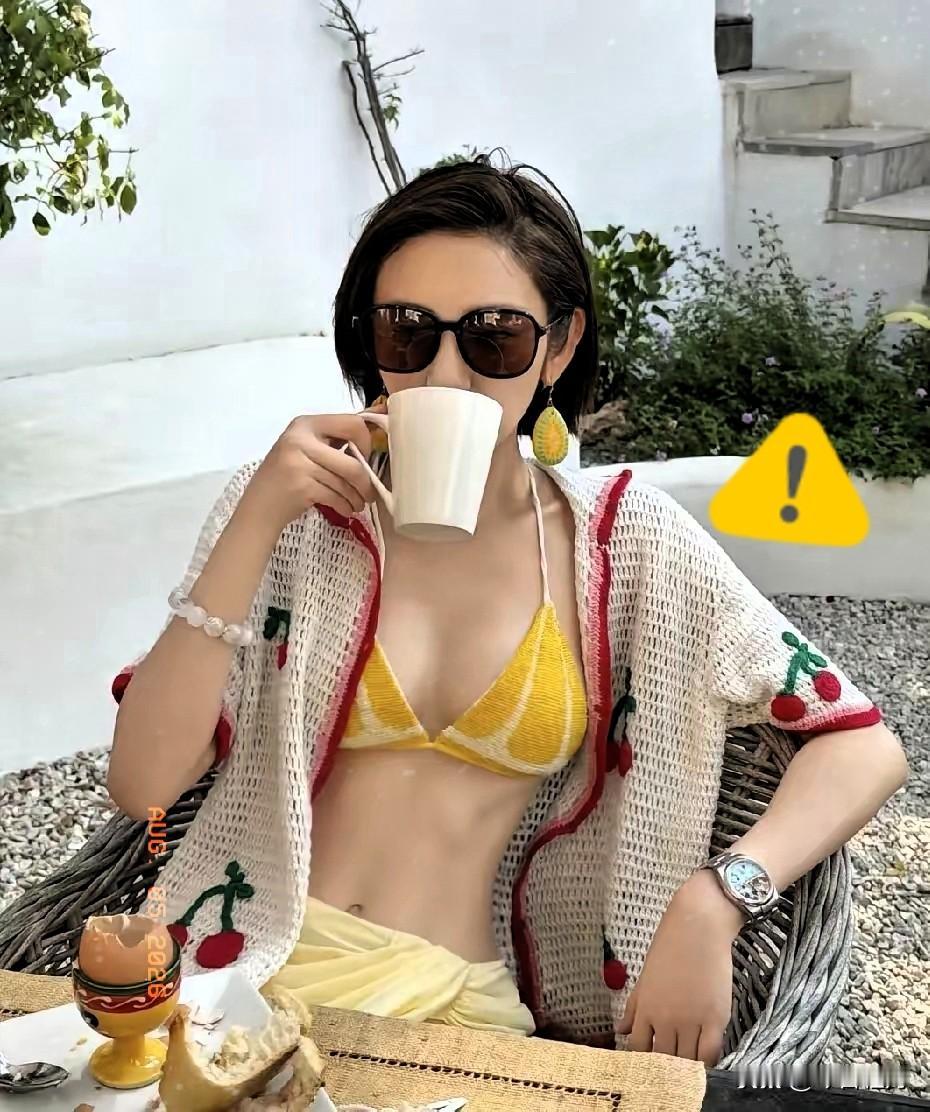 唐艺昕就是内娱已婚的女星里，最幸福的女演员了。她和女儿去法国度假，戴着1500