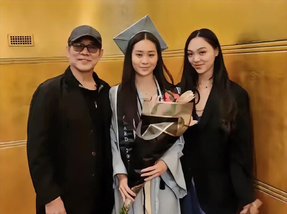 李连杰的高调炫耀，衬托出成龙的晚年心酸。同样是武打巨星，如今状态却截然不同。5