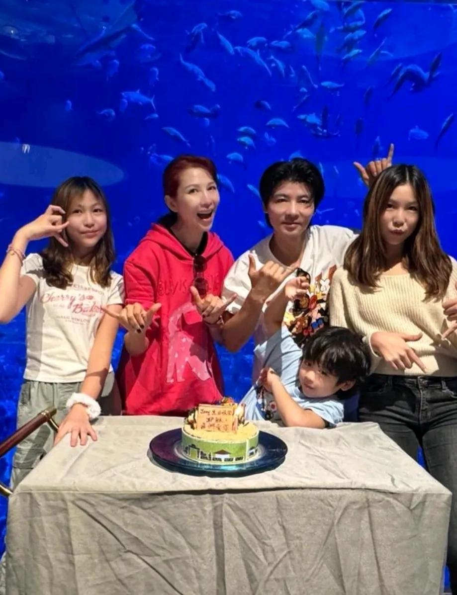 这三个孩子共用一张脸啊长的即像爸又像妈