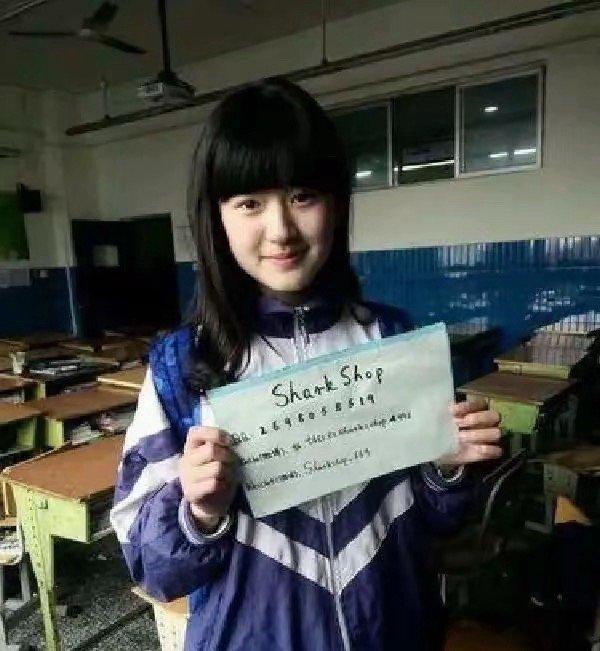 赵露思中学时期的赵露思清丽出尘，五官精致，和现在一样美丽动人。​​