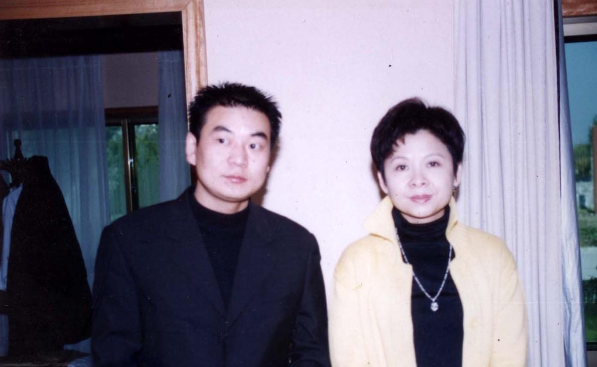1980年冬天，一个男人悄悄把董文华约到一个无人的地方，对她进行表白，董文华觉得