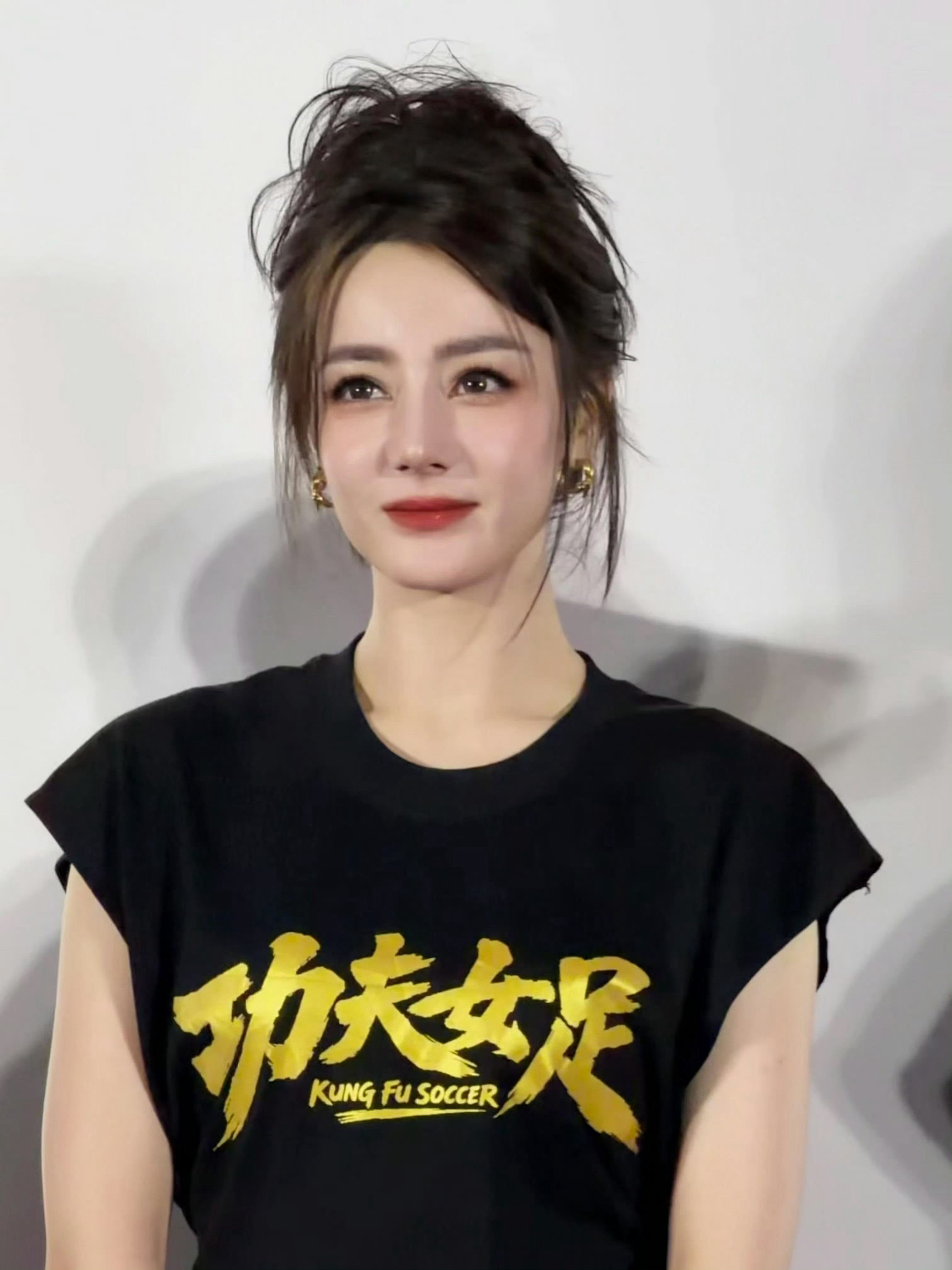 迪丽热巴的睫毛都有影子迪丽热巴迪丽热巴工作室发的live图乍一看，热巴鼻子上怎