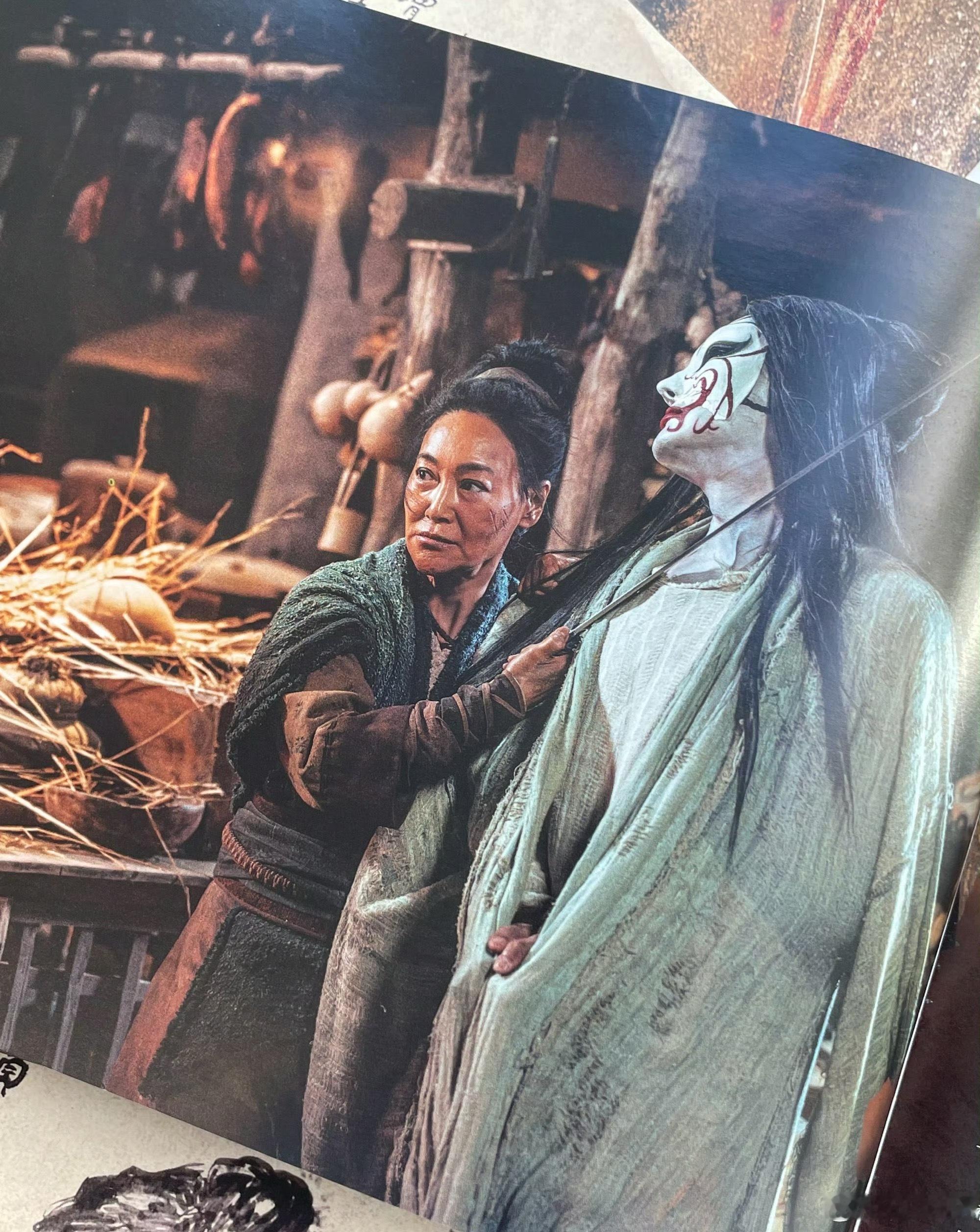 电影《镖人》删减剧情：惠英红演的尉迟大娘拿刀挟持玉面鬼竖（也可能是知世郎）据说这