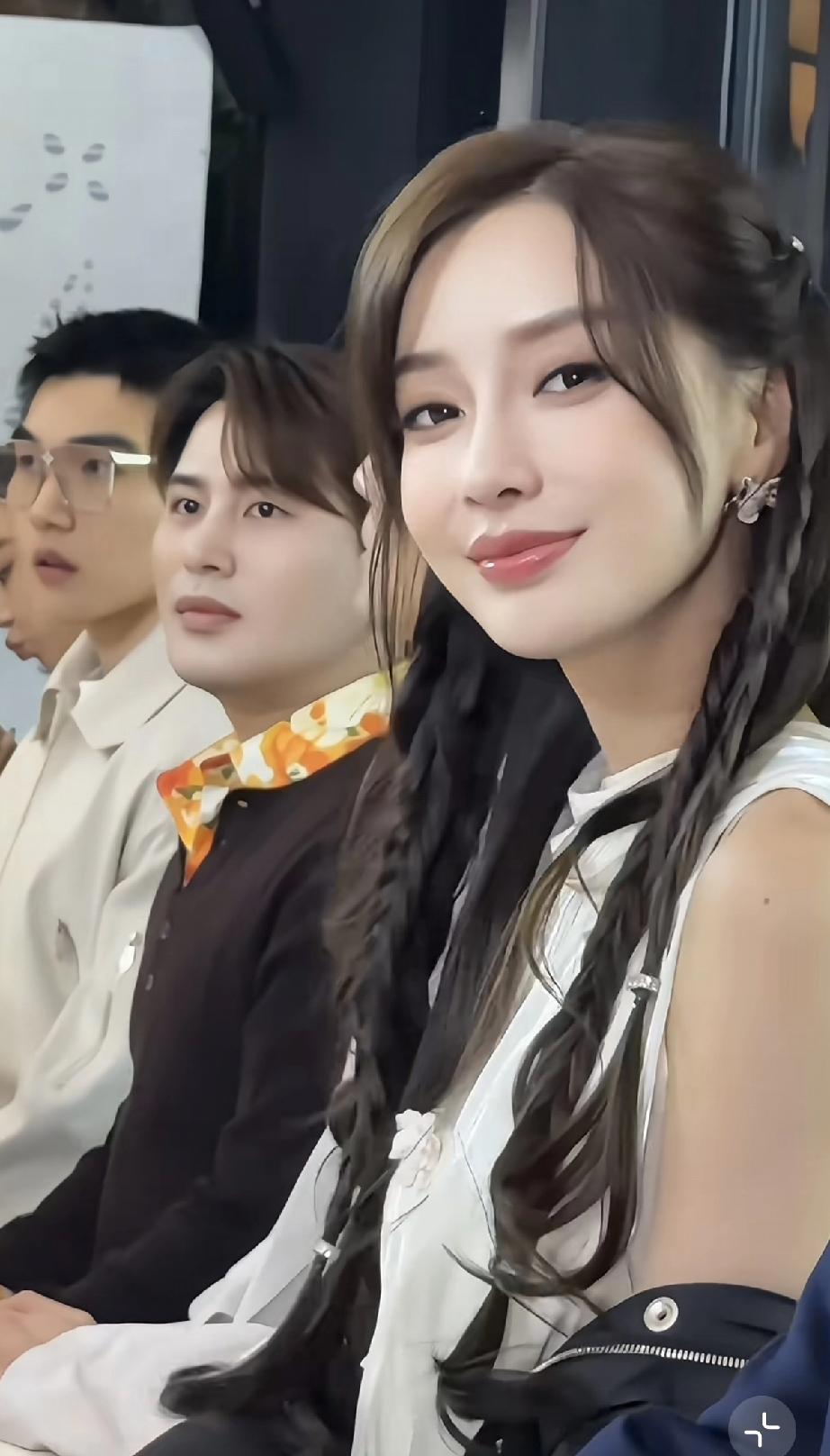 3月27日，Angelababy参加晚宴，五官有点变了，像林志玲。Angel