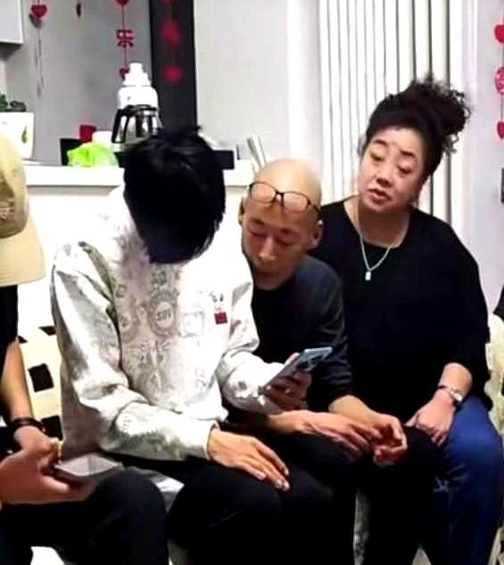 一个被领养又遭弃养的孩子回国认亲，最戳人的不是亲爹，而是继母的一句话。29岁