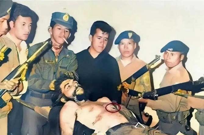1967年，格瓦拉离世时，他的尸体被敌人剥光衣物，放在手术台上，没有任何生命迹象