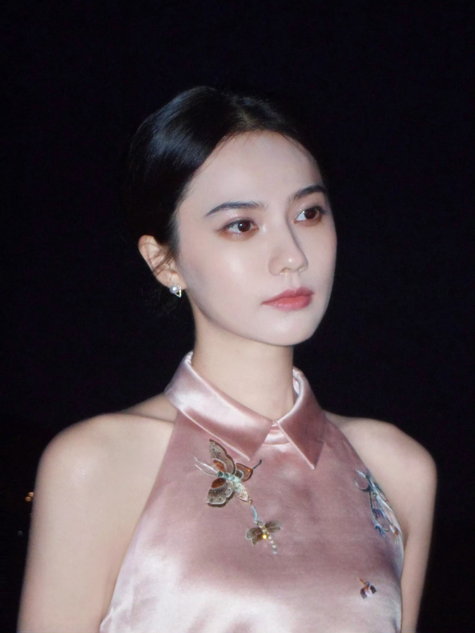 姜珮瑶全世界最好的姜珮瑶你是我遥远星球带来的光，是我平凡生活里的温柔梦