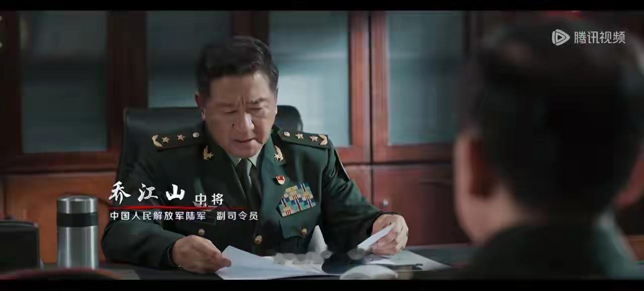 “白宝山”当将军了，大家可以数一数，他的资历章军龄多少年，因为有一部分是被衣领挡