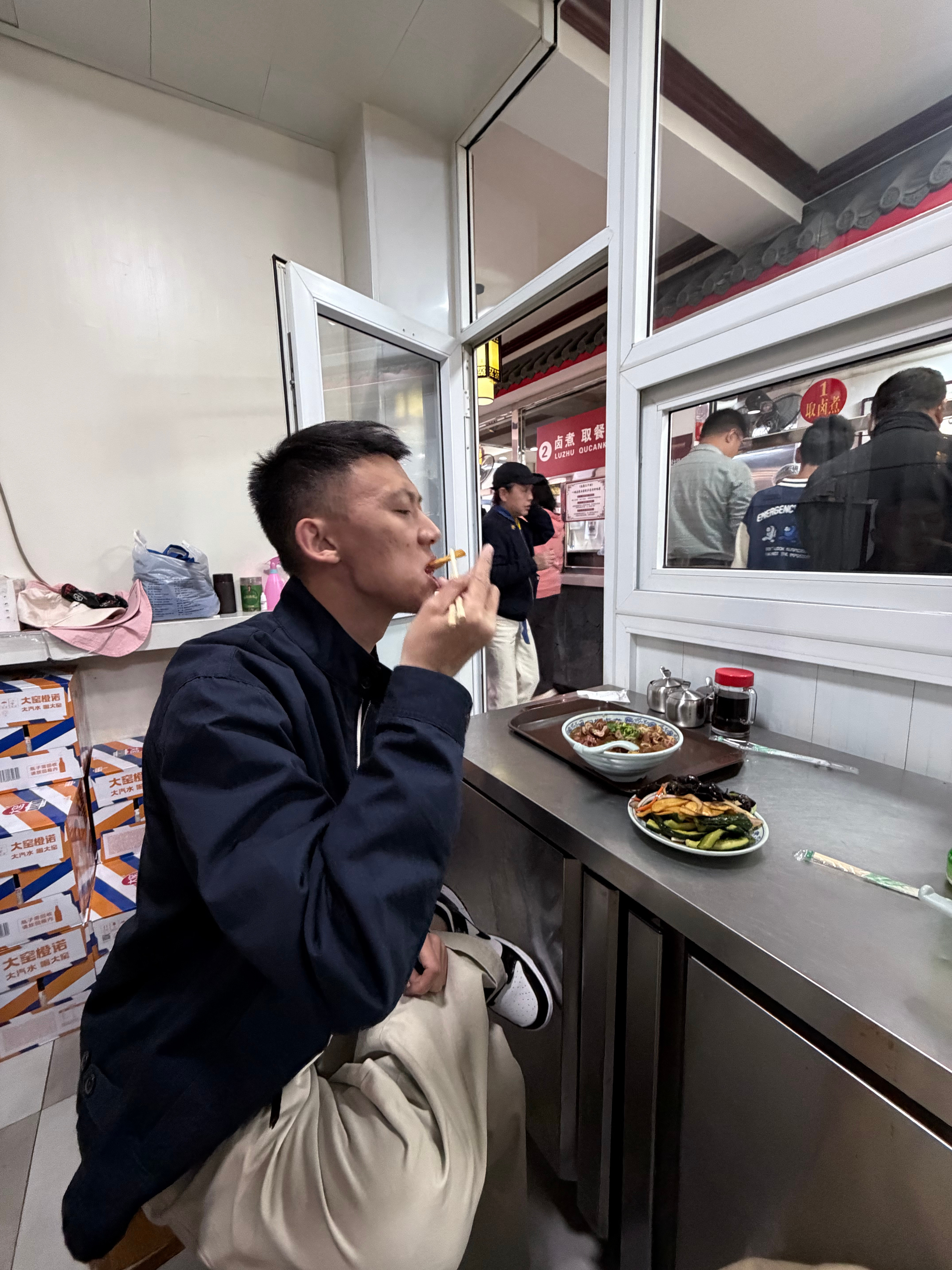 这家伙可加了满箱油了非得来新街口吃卤煮人爆满我们只能在储藏室吃了