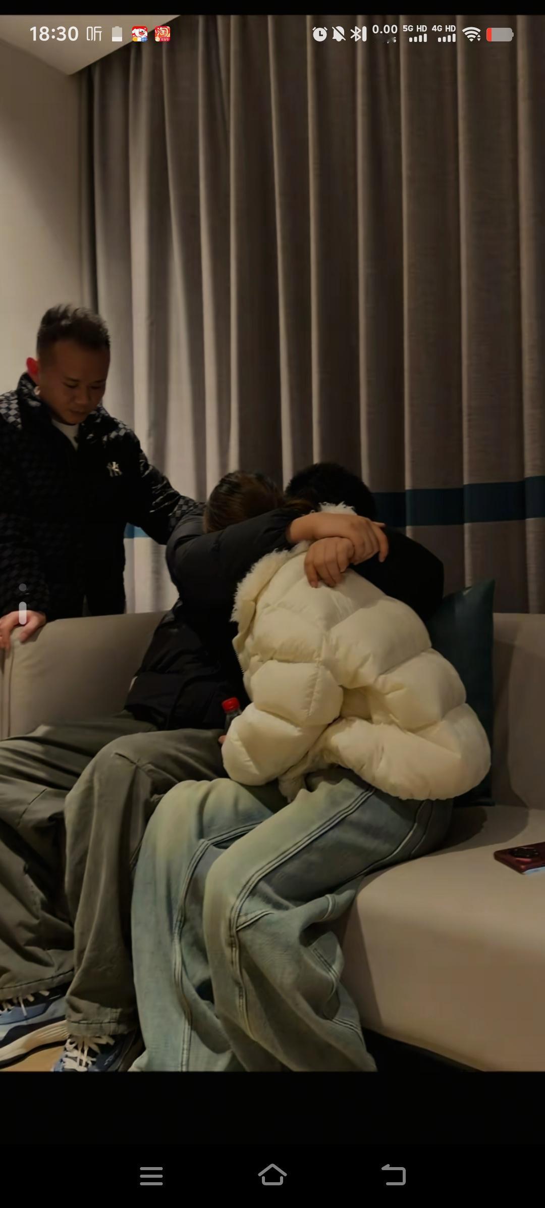 看到朱静和大姐相拥的那一刻，我一个男人家不禁泪湿眼眶，和大姐交谈的过程中，朱进面