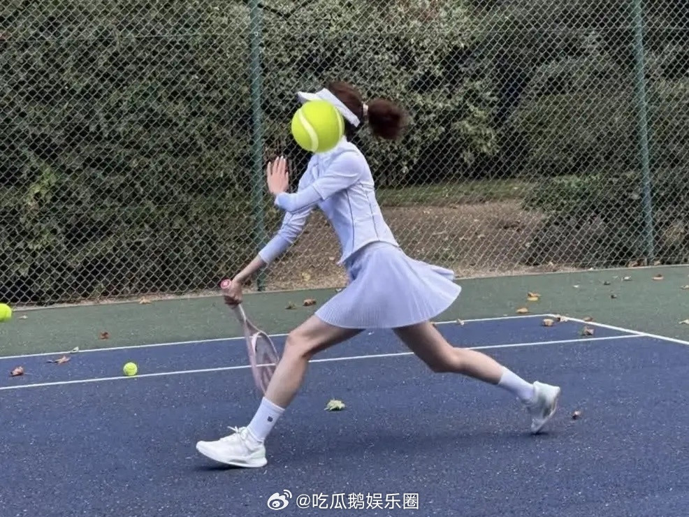 章泽天晒打网球搞怪照片，哈哈，她还挺可爱的！她这几年好像迷上了运动，网球、健身、