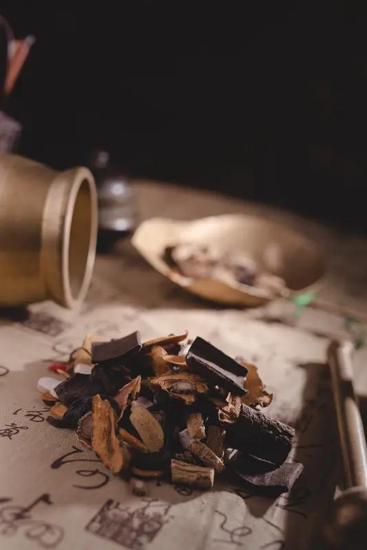 中药对肿瘤的作用不能一概而论。对于良性肿瘤，早期干预且坚持合理用中药，是有一定缩