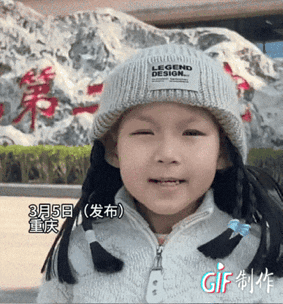 看哭了。重庆，一患癌小女孩去医院复查后结果不好，妈妈为了让孩子开心一点，便谎称她