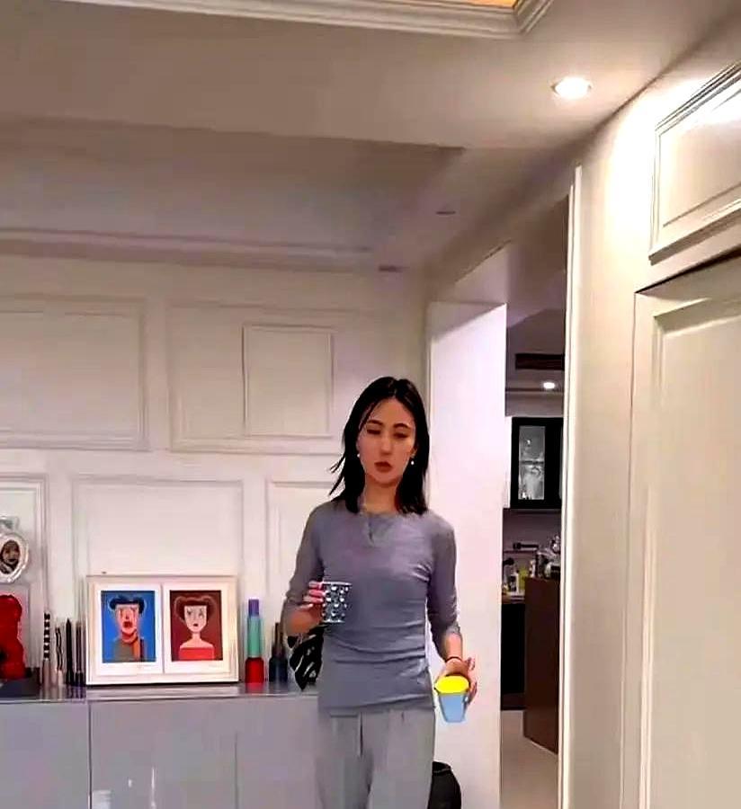 补了五次的裤子还没扔，数亿的债怎么就还不上了？直播镜头前，李亚鹏拎起那条膝