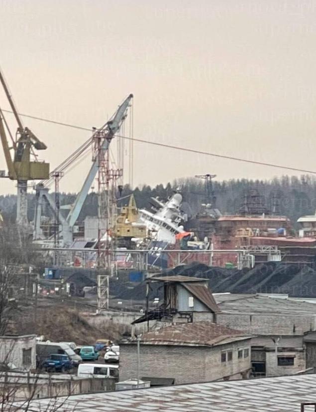 俄罗斯这下损失大了，25日一艘停泊在列宁格勒维堡造船厂的23550型武装破