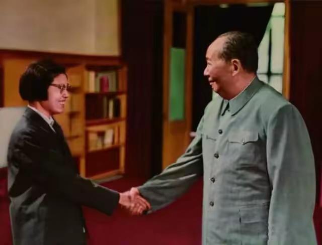 毛主席与王海容的握手：一段被忽略的温情时刻1970年代，在一次会见外宾后，时