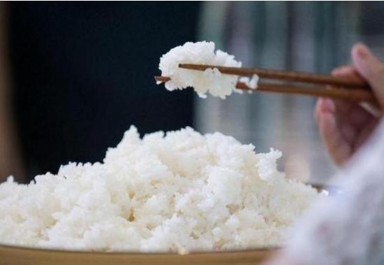 为什么欧美国家不吃米饭，而中国人喜欢吃米饭？一位外国友人体验过中国米饭之后说：他