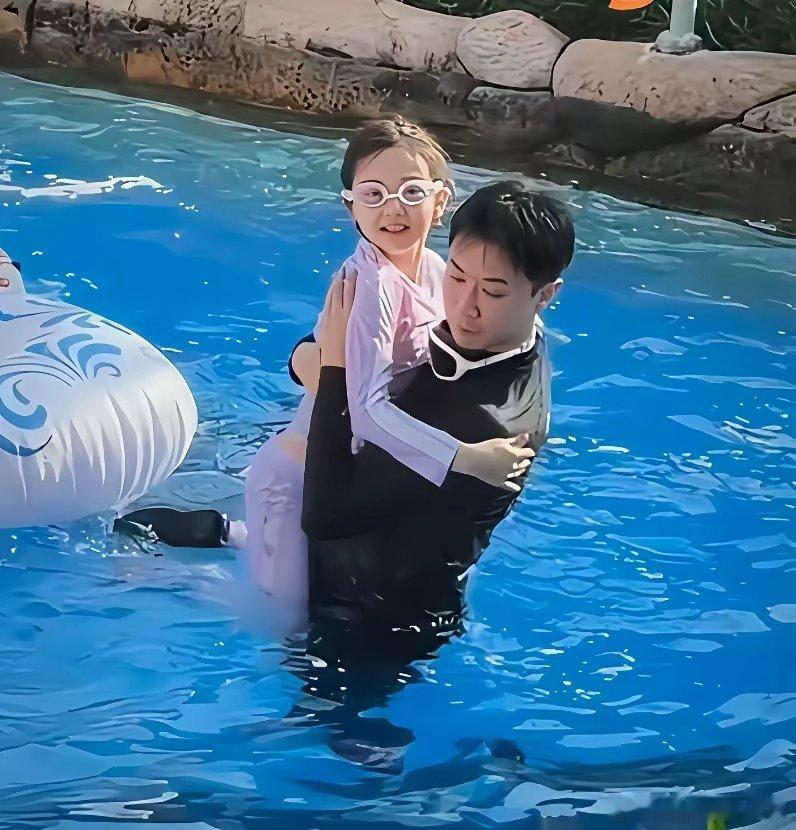 董璇一家三亚旅游，张维伊抱小酒窝的方式真的很有分寸感，只要有张维伊在，董璇就可以