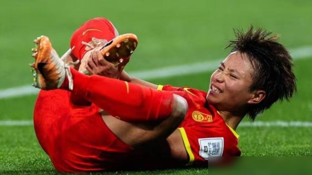 中国女足亚洲杯三战全胜，以小组头名强势出线！还直通2027世界杯和奥运预选，这战