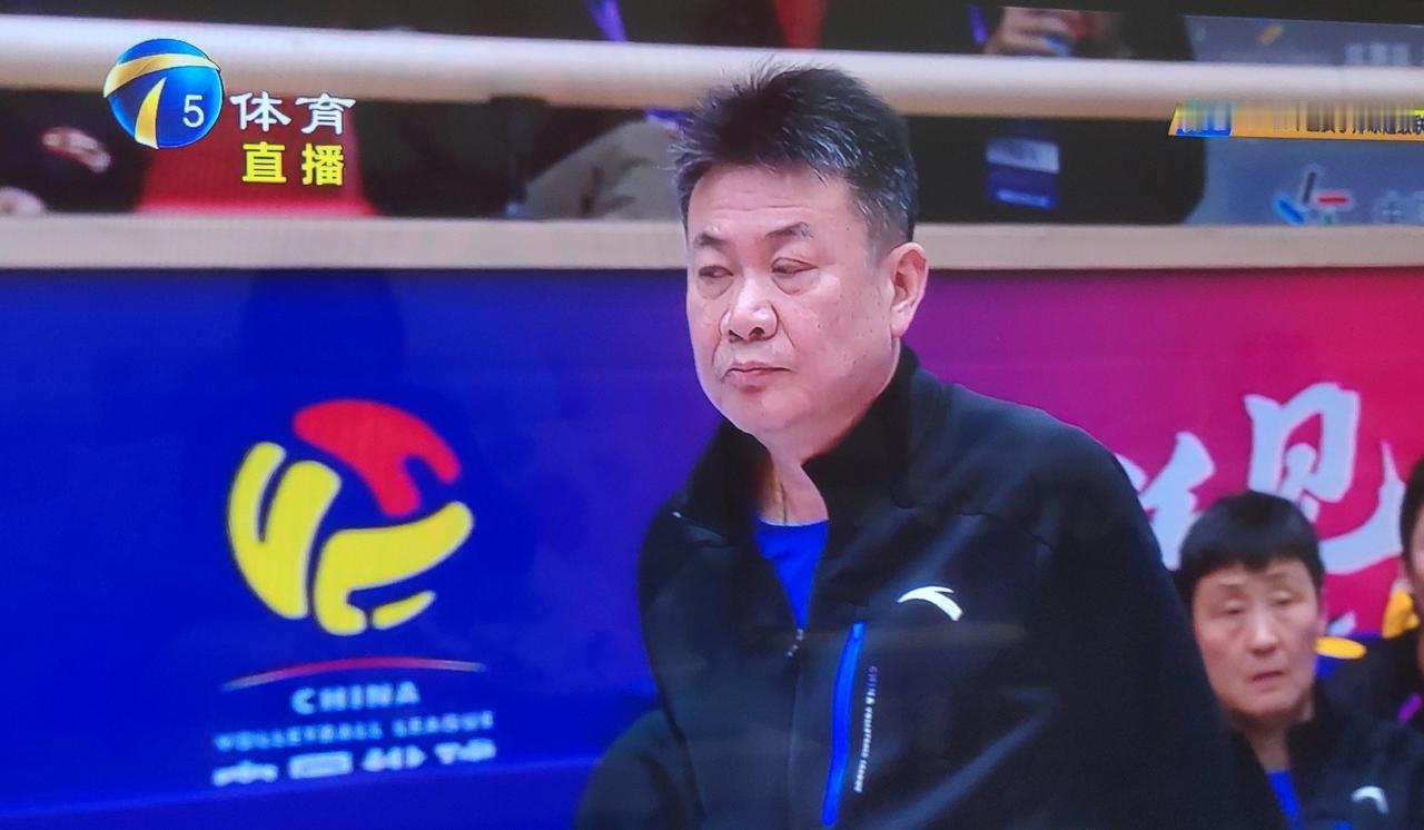 蔡斌的脸色很难看啊！没想到世界级球员领衔上海女排被天津青年女排队员打得手忙脚乱！