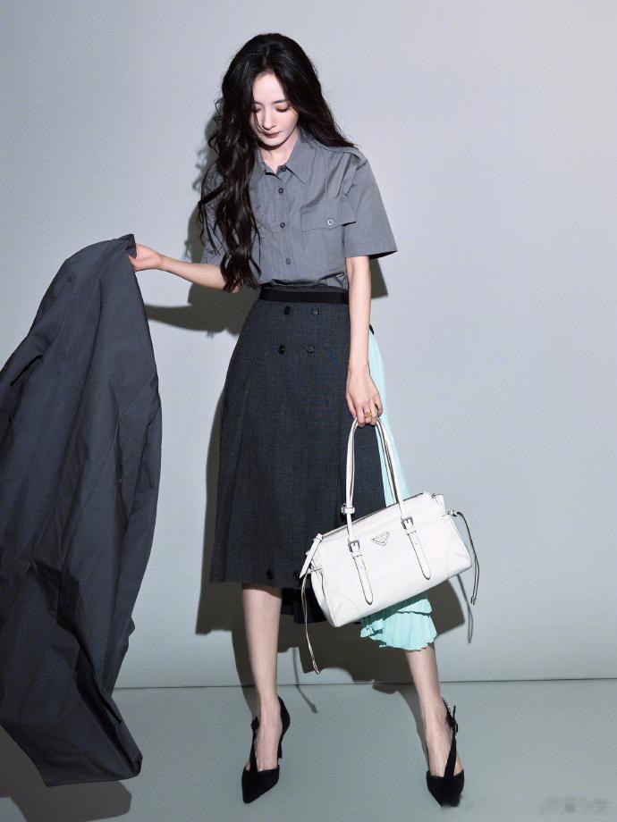 杨幂全灰look杨幂撞色长裙全灰基调+撞色长裙，杨幂把低调奢华穿明白了，太绝