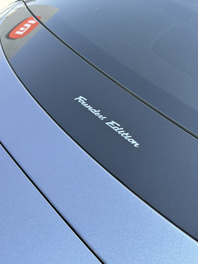 小米SU7创始版车主报道提车已经10天跑了1200公里，整体感受呢就是因为得益