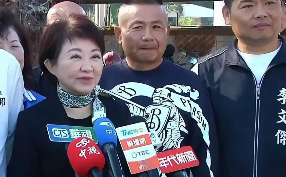 就在刚刚据台媒报道，卢秀燕突然宣布了对“蓝白合”的支持。两天前的节目